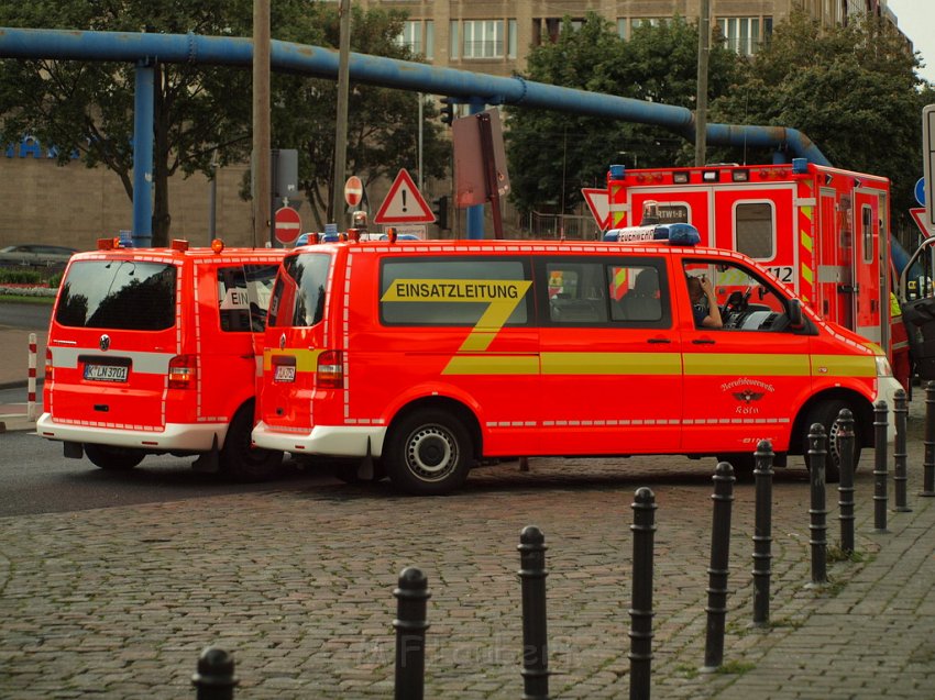 2 Denkmalkletterer hielten Feuerwehr und Polizei in Trapp Koeln Heumarkt P162.JPG